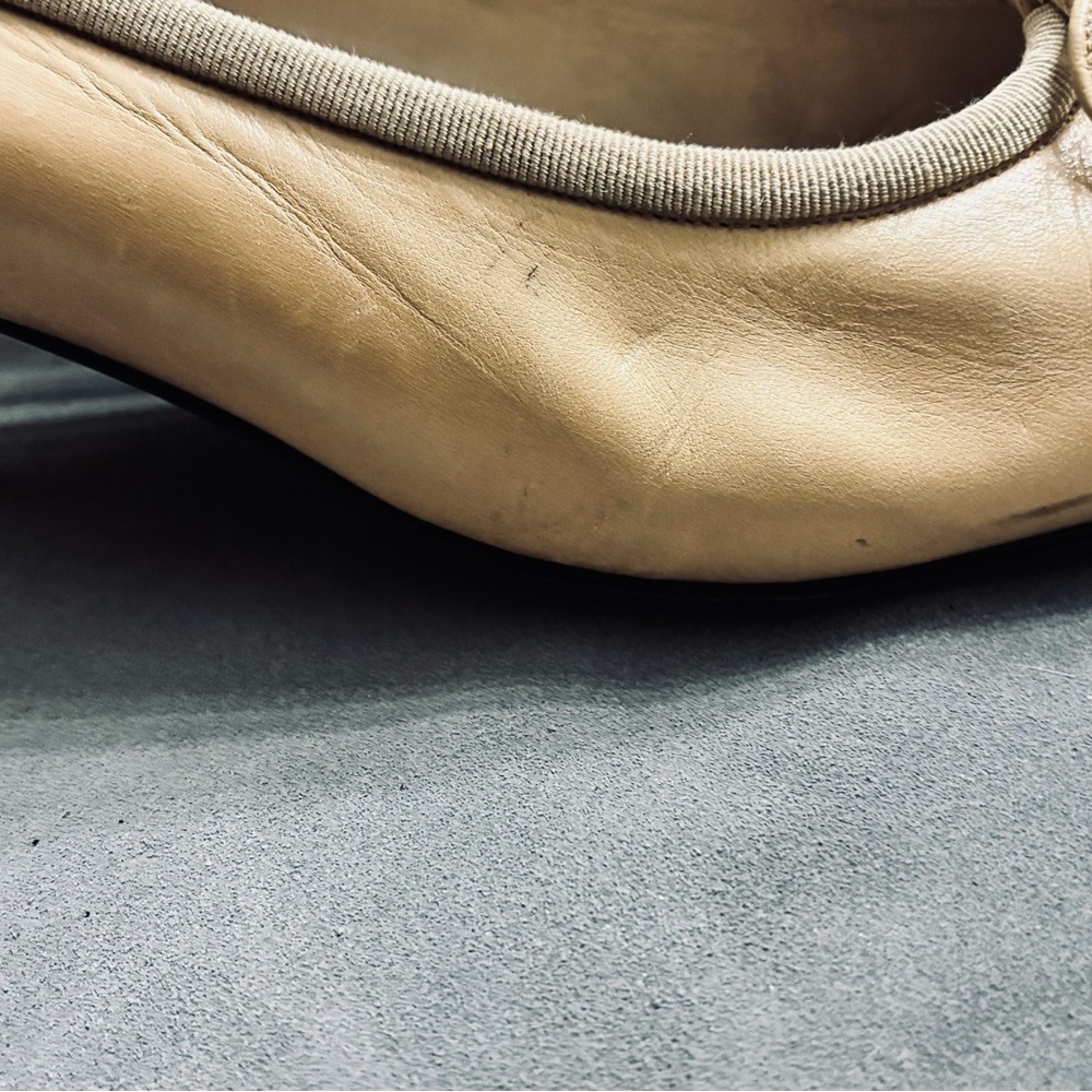 CHANEL Two-Tone Beige and Black heels - Picture 9 of 12